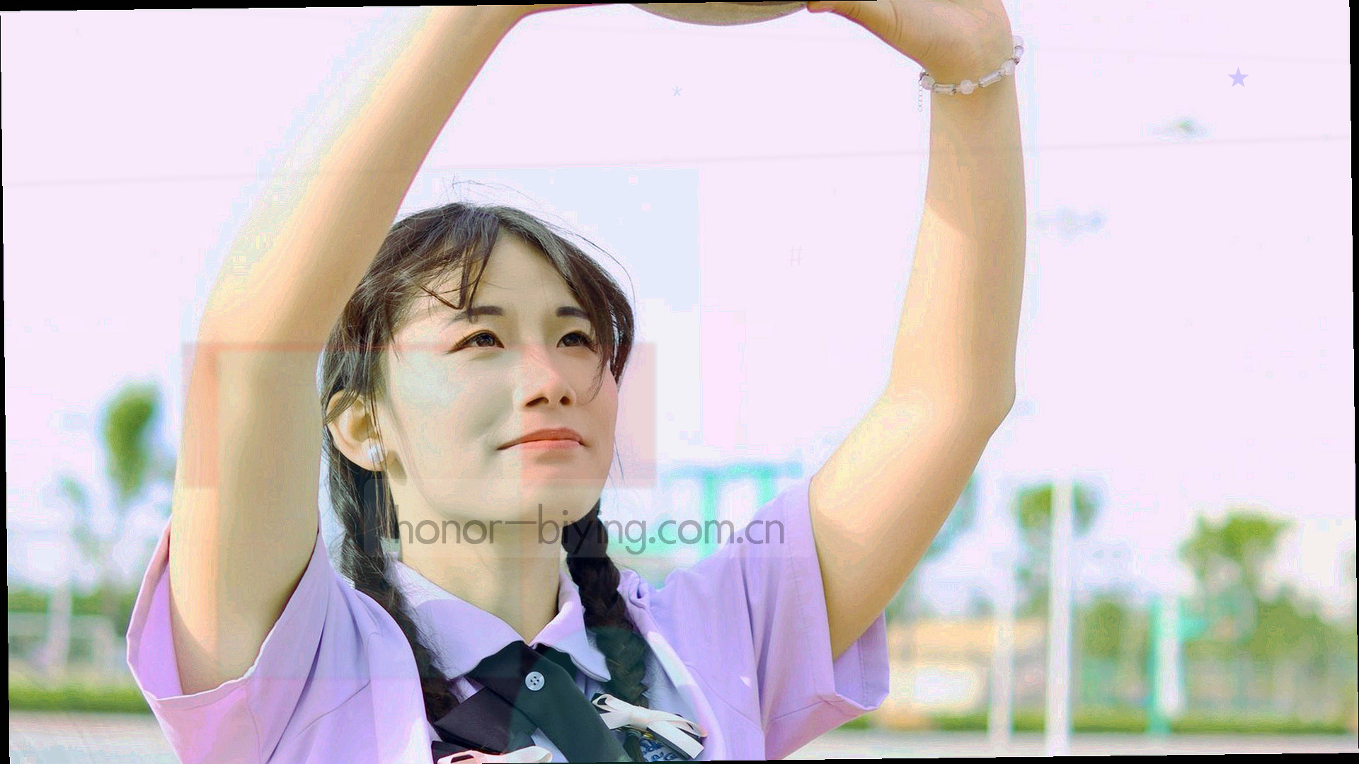 夜场比赛的球场灯光与看台轮廓，暖色光晕落在暗色场地边缘